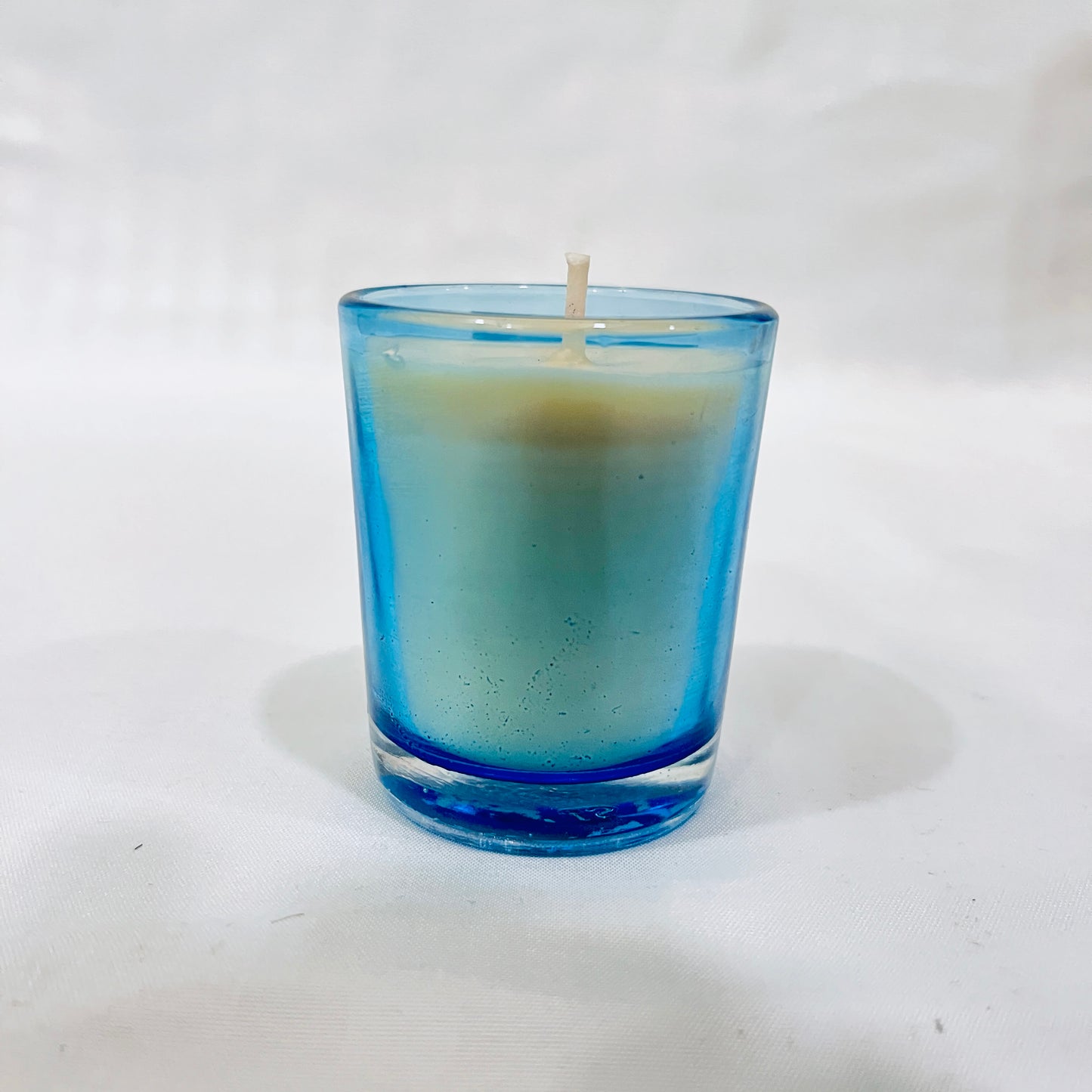 Side view of Jaivik Store Aqua Wave soy wax candle, 60g, emphasizing its elegant and sustainable design