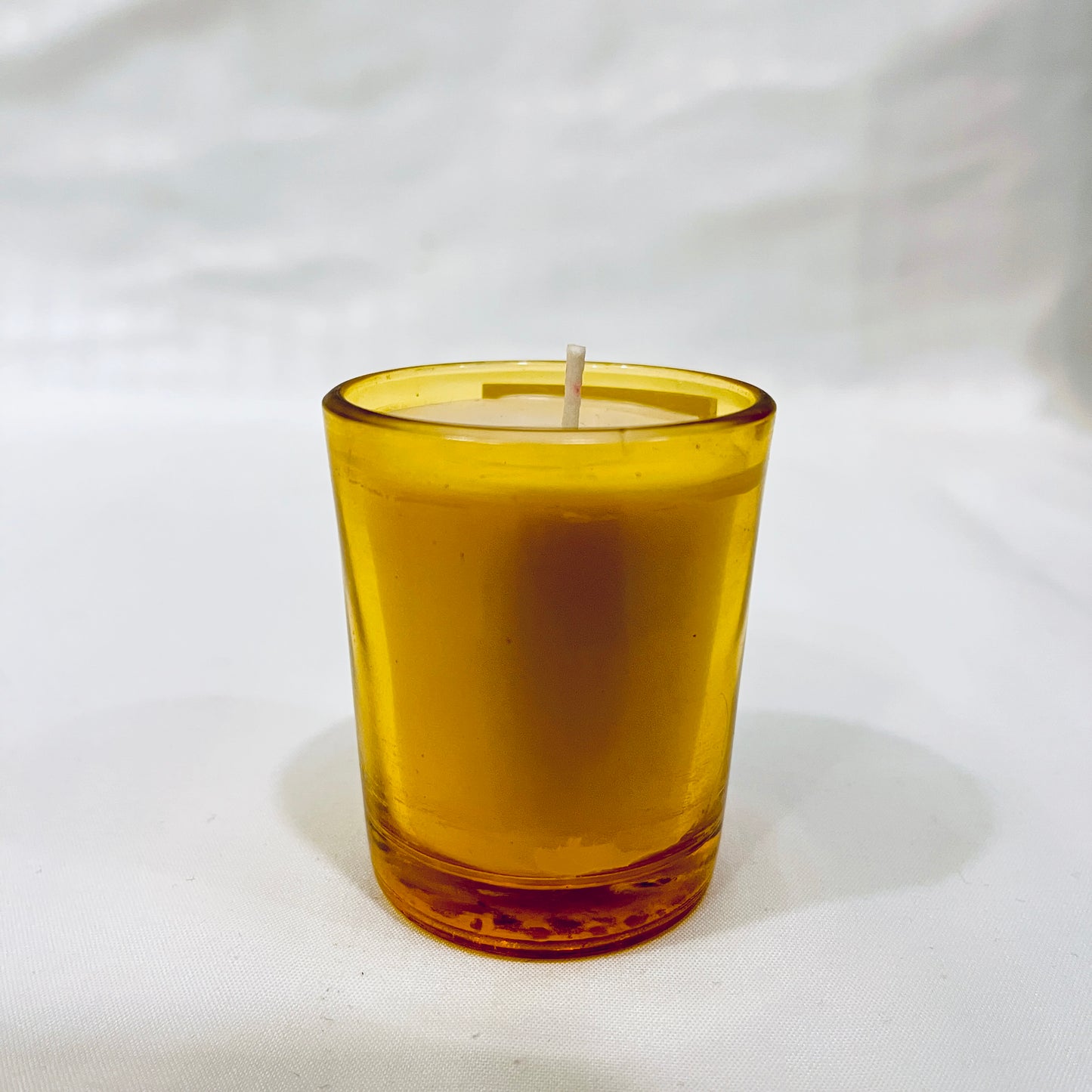 Side view of Jaivik Store Energizing Lemon & Tea Tree soy wax candle for aromatherapy, 60g, highlighting a sleek and sustainable design